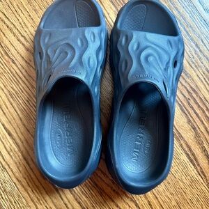 Merrell Black Slides — Women’s 7
